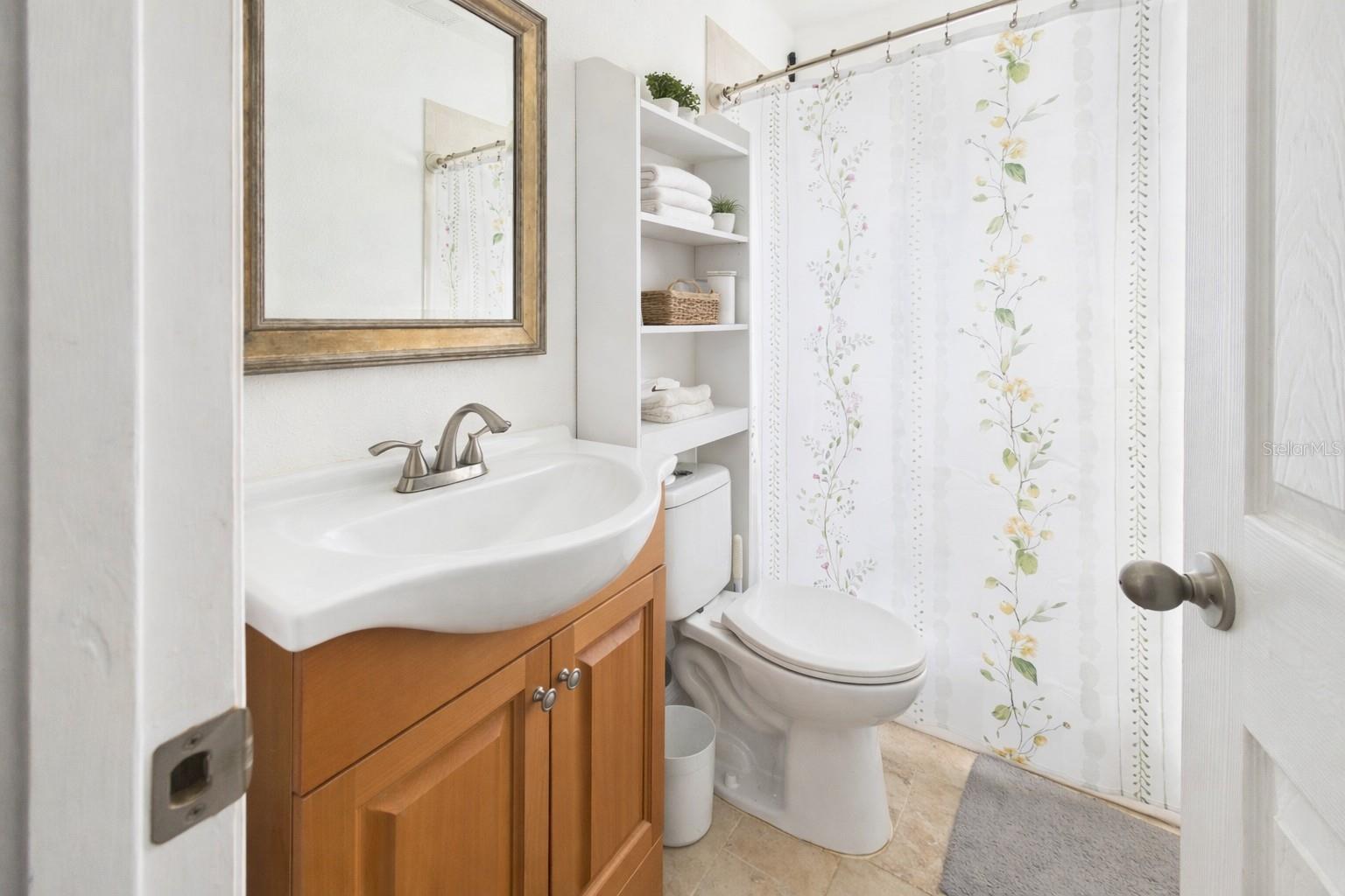 HAMPTON COURT - Residential