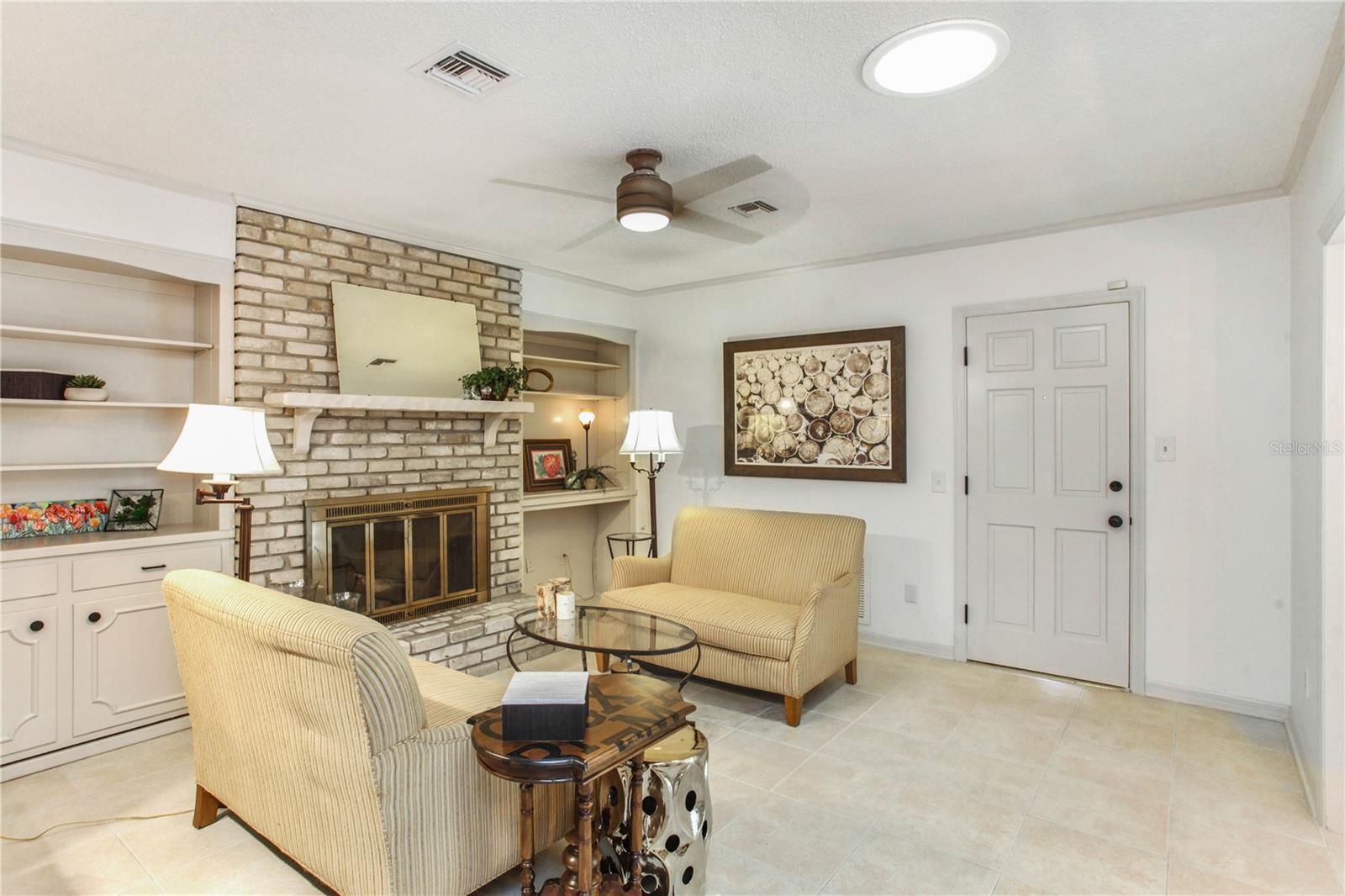 COUNTRY CLUB TWNHS ESTATES - Residential