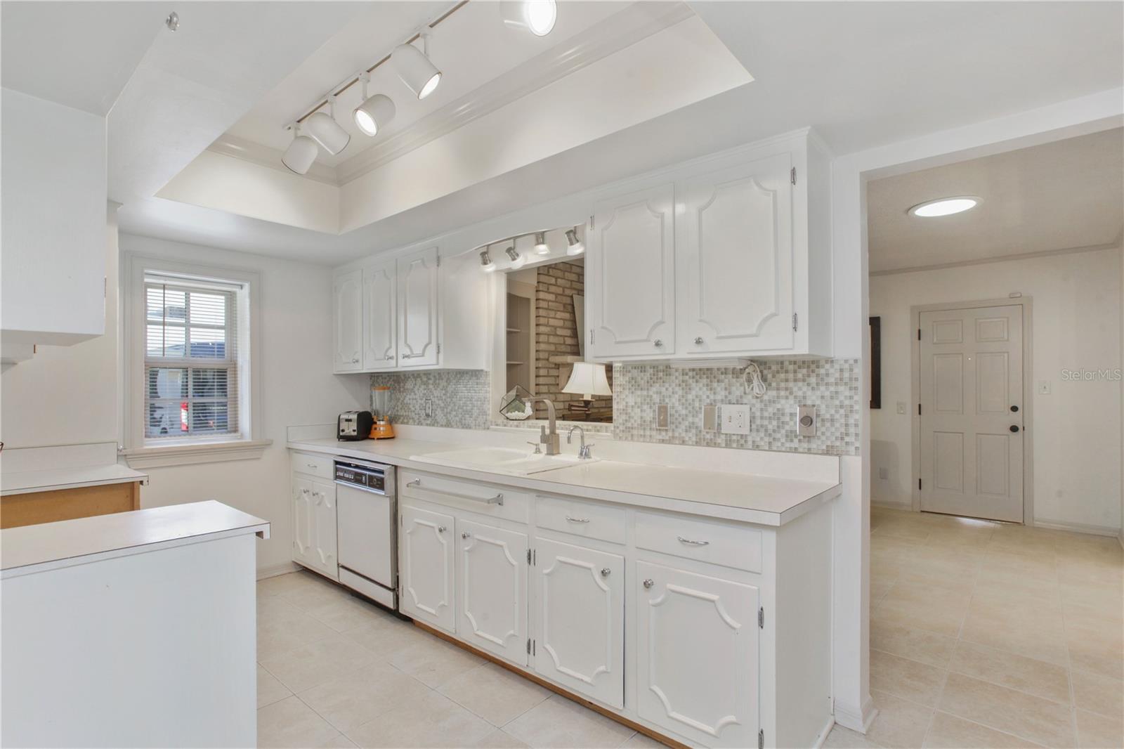 COUNTRY CLUB TWNHS ESTATES - Residential