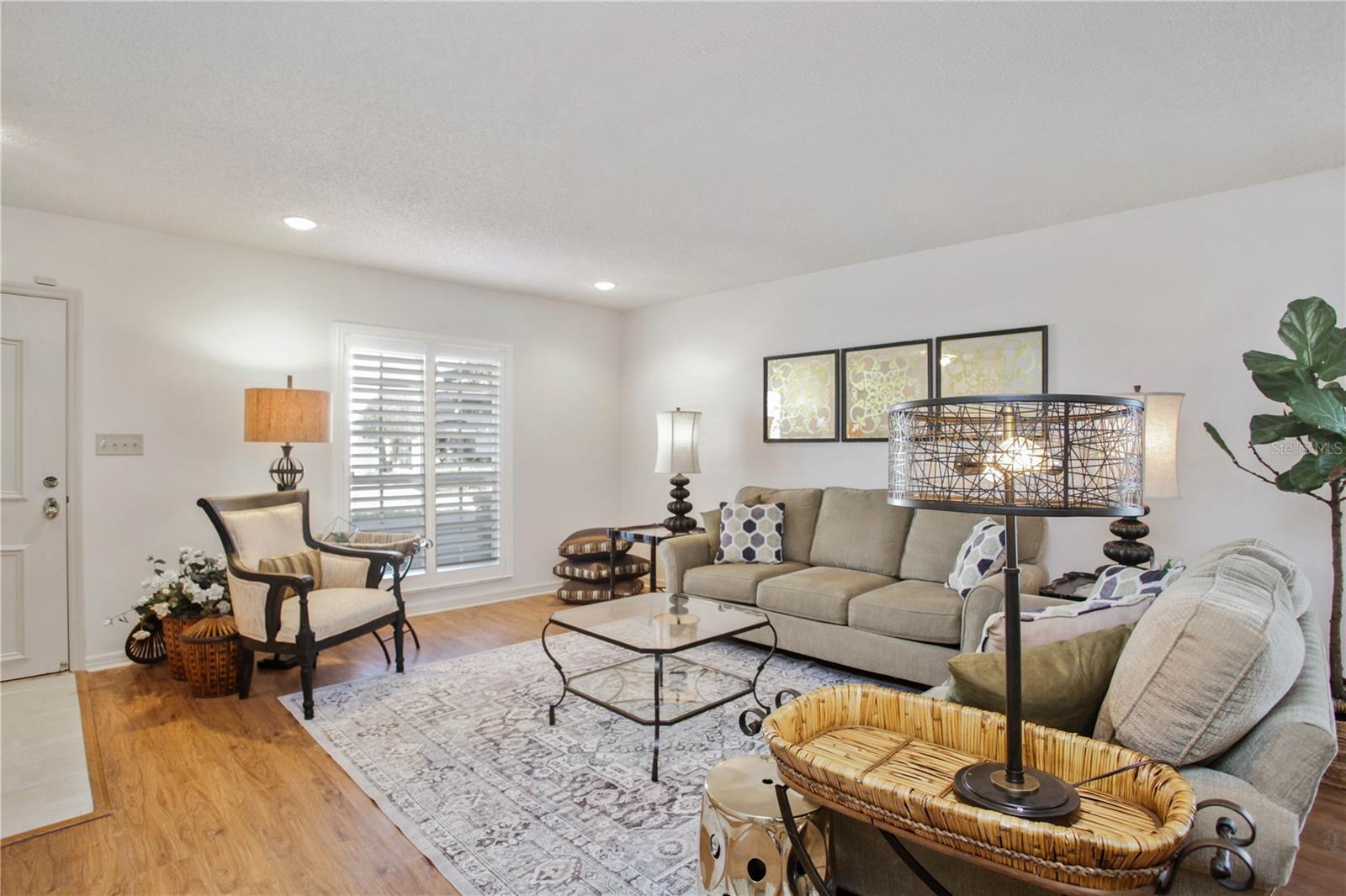 COUNTRY CLUB TWNHS ESTATES - Residential