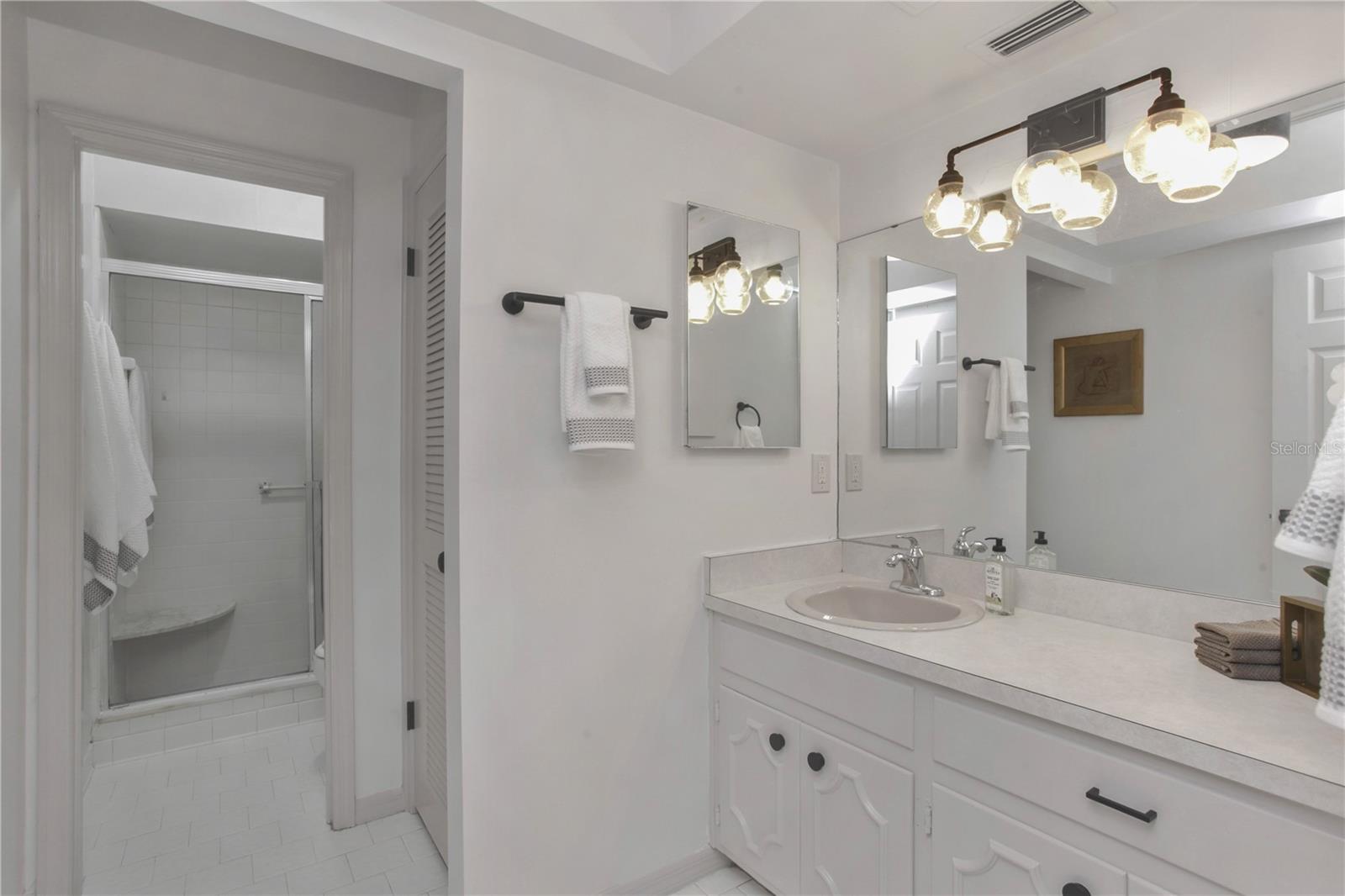 COUNTRY CLUB TWNHS ESTATES - Residential