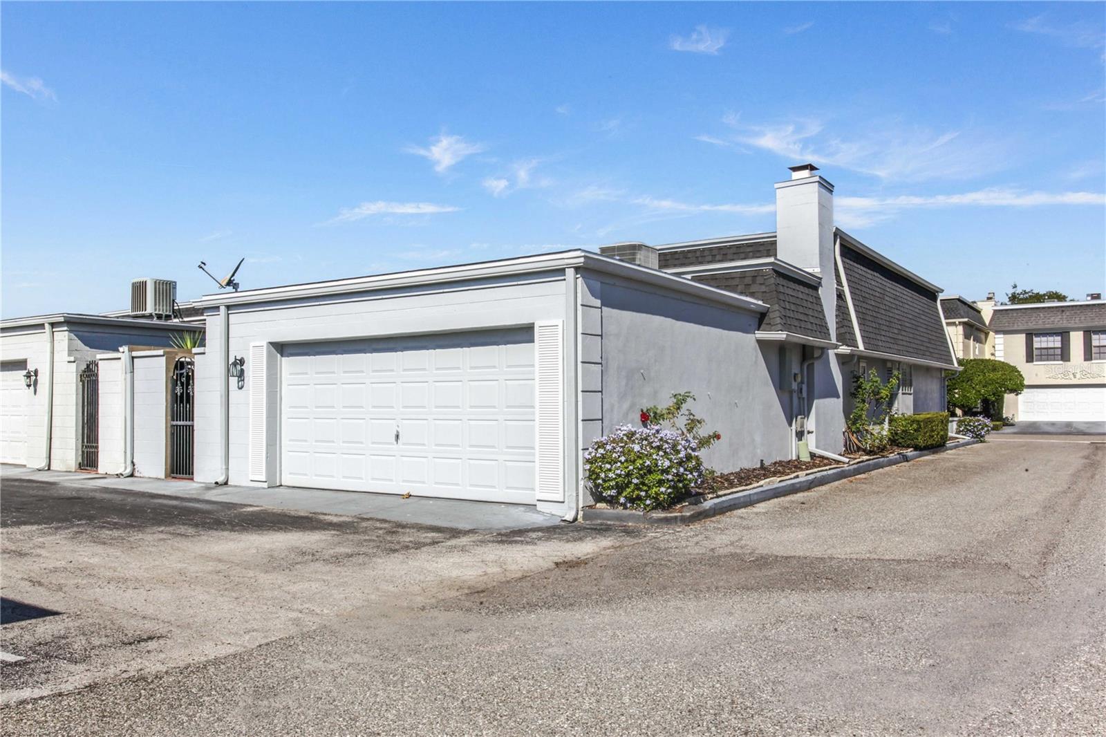 COUNTRY CLUB TWNHS ESTATES - Residential