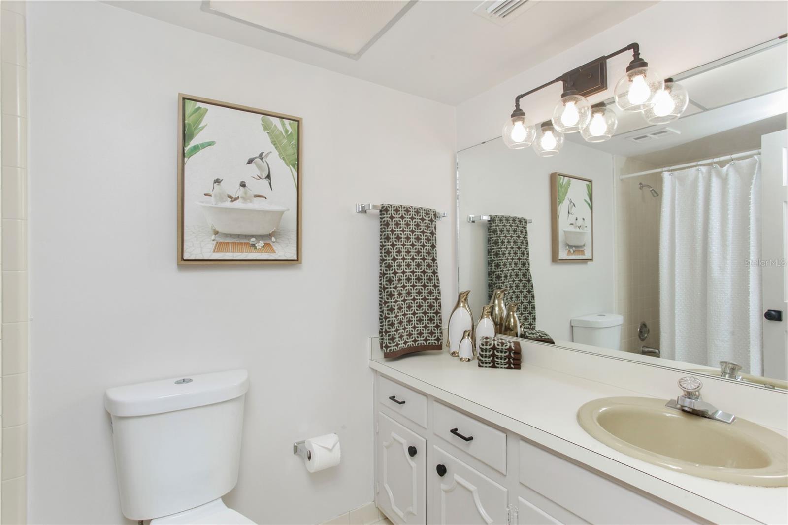 COUNTRY CLUB TWNHS ESTATES - Residential