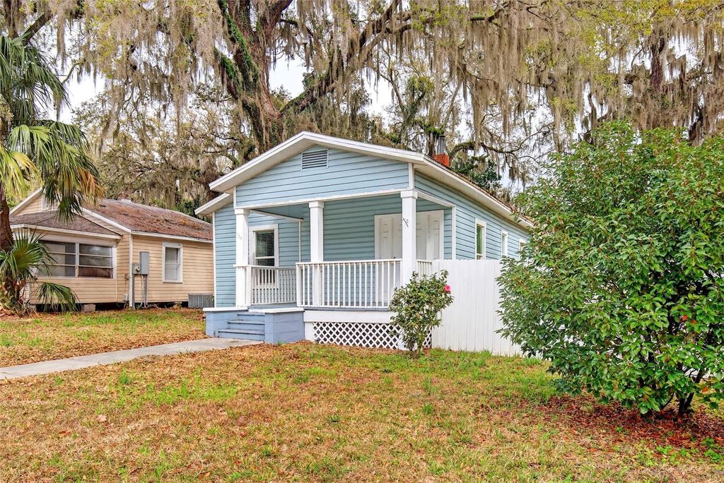 Photo of 728 Mckenzie Street, Leesburg, FL 34748 (MLS # OM719843)