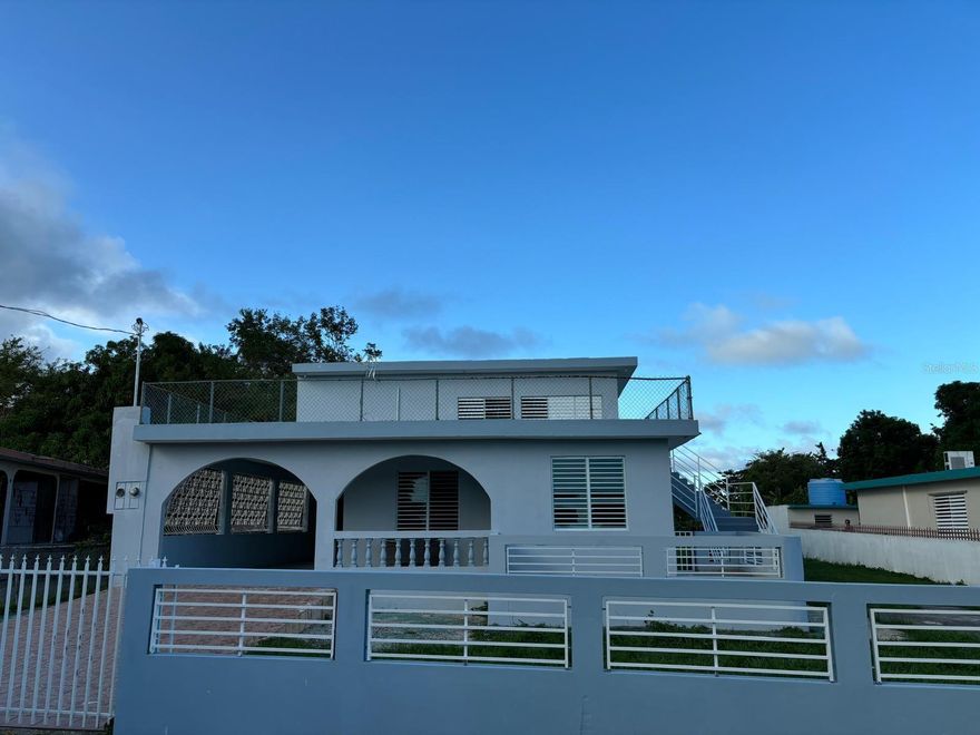 Spacious two-level property located in Bo. Aguas Claras, Ceiba, just minutes from Marina Puerto del Rey and the ferry terminal to Vieques and Culebra. The home features 3 bedrooms and 2 bathrooms on the main level, with remodeled bathrooms, a PVC kitchen, two terraces (concrete and galvalume), and parking space for up to three vehicles. The upper level includes 2 additional bedrooms, 1 bathroom, and a remodeled kitchen, offering great potential for extended family or additional living space. Situated on a 859 m² lot, this property provides comfort, versatility, and a convenient east coast location.