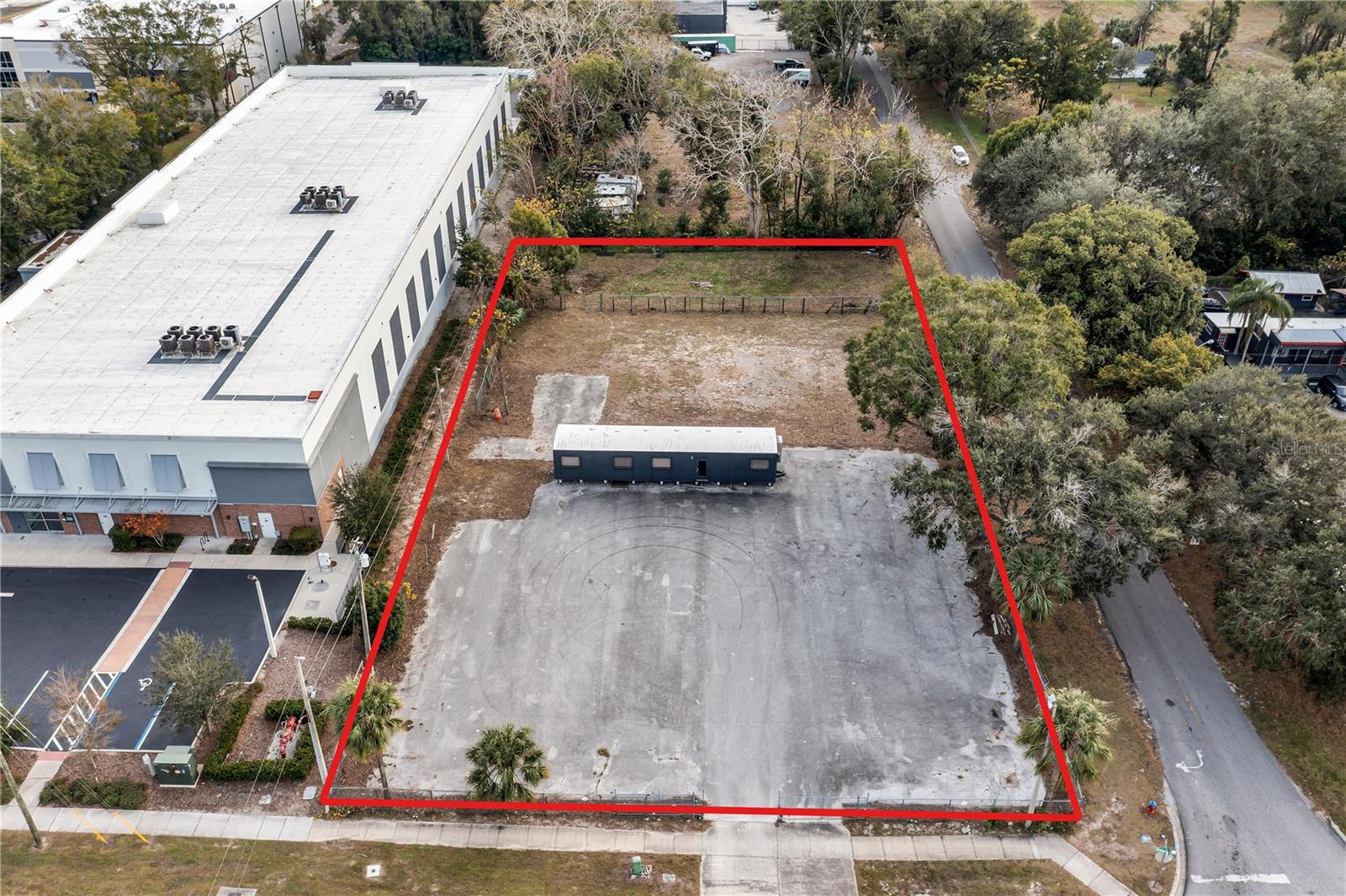 Located in one of the fastest-growing areas of Semoran Blvd, this 0.82-acre commercial lot offers amazing potential for a wide range of businesses. With C-2 zoning, the property is ideal for various commercial uses, including retail, dining, and service establishments.
Located across from a Ford Auto Dealership and next to a new self-storage development, the location is surrounded by exciting growth. New grocery stores, car washes, restaurants, and other businesses are transforming the area into a vibrant commercial hub.
The lot has 135' of frontage on Semoran Blvd, with easy access and great visibility. Please note that the Office trailer is not included in the price; the listed price reflects only the land. However, the trailer is negotiable.
An opportunity you don't want to miss!