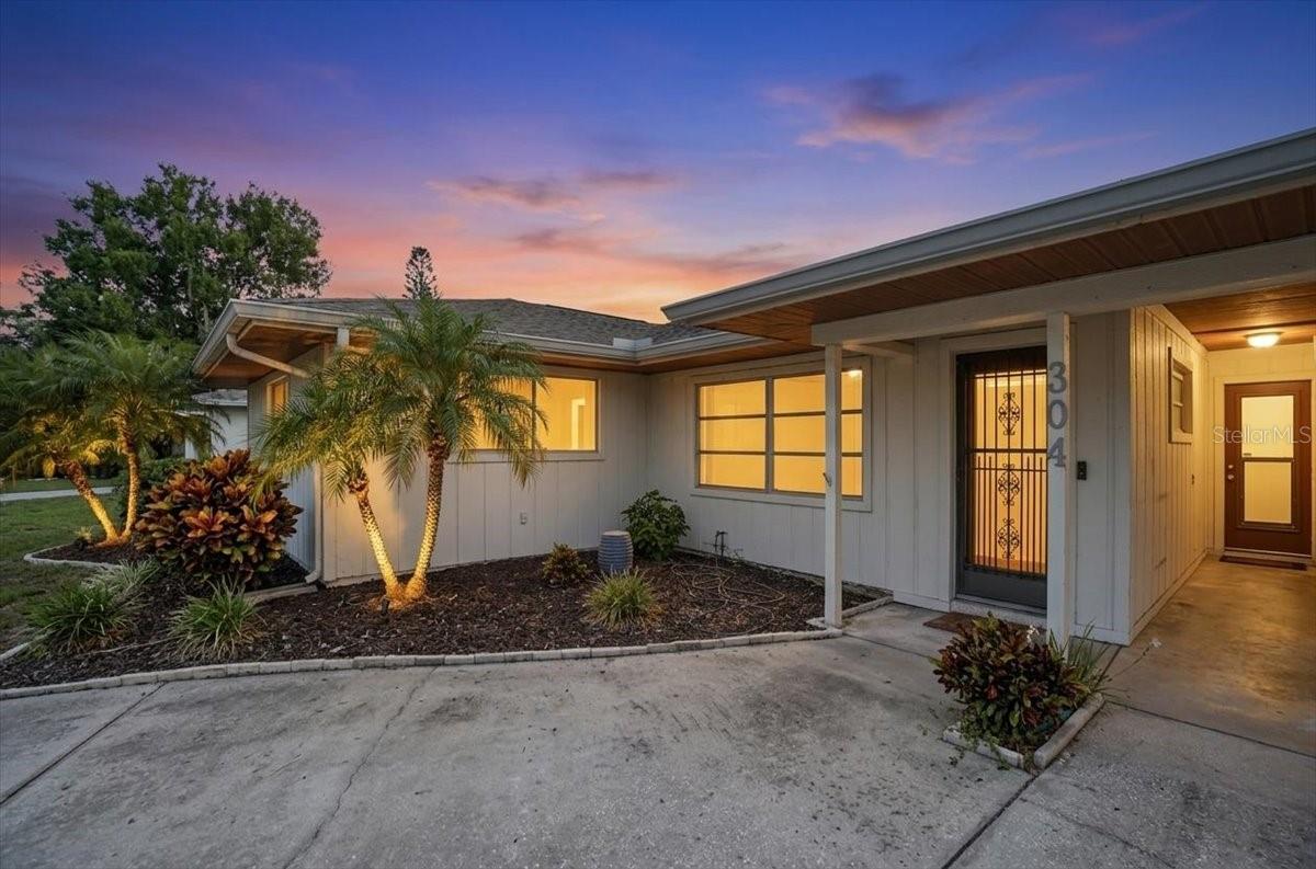 304 42ND STREET W