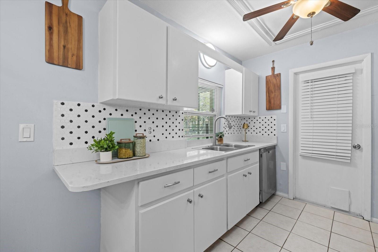 4305 CHINABERRY CIRCLE, BRADENTON, FL, 34208 4 4305 CHINABERRY CIRCLE