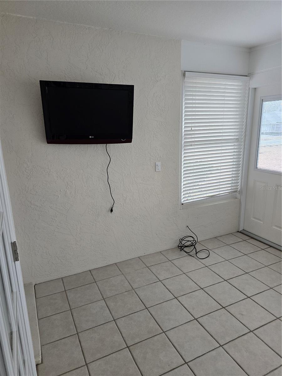 TOWNHOMES VILLAGE - Residential Lease