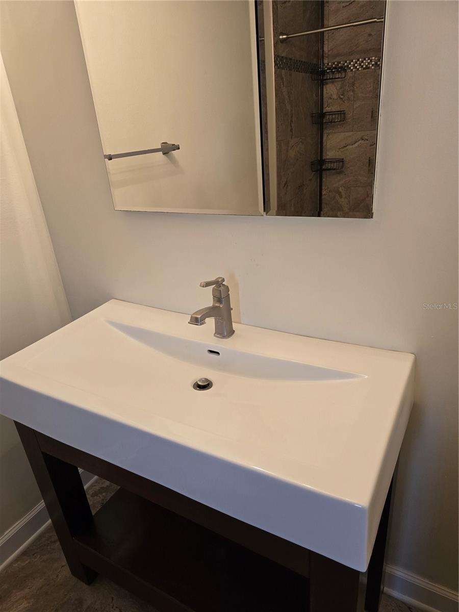 TOWNHOMES VILLAGE - Residential Lease