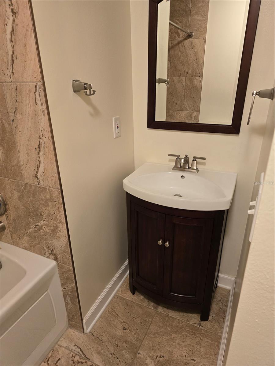 TOWNHOMES VILLAGE - Residential Lease