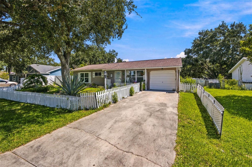 Photo of 35 Hickory Track Way, Ocala, FL 34472 (MLS # OM731198)