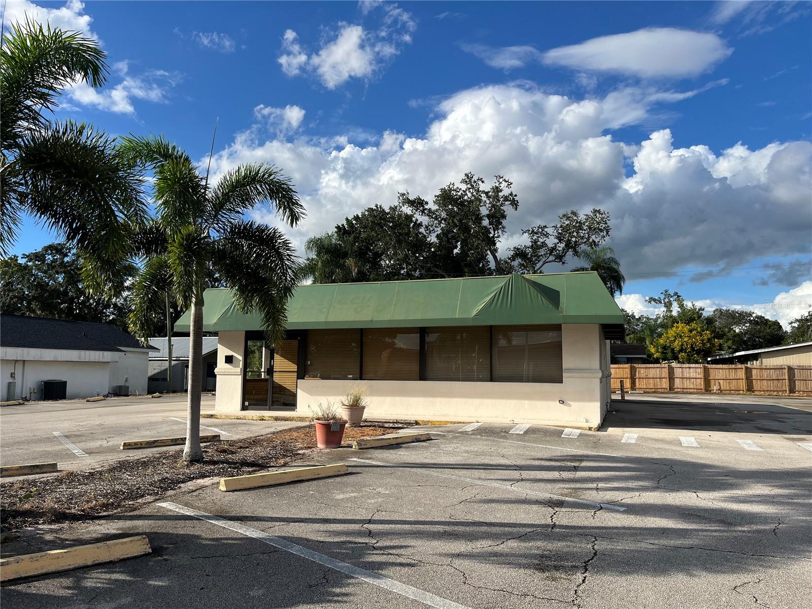 BAY STREET VILLAS - Commercial Sale