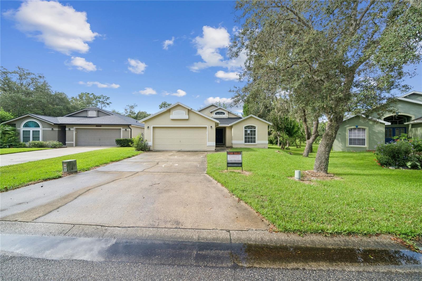 Charming 3BR/2BA home in Oakwood Golf Club! Built in 2002, this 1,532 sq ft home offers an open floor plan, tile flooring, and a spacious kitchen. Relax on the screened patio overlooking the large 0.39-acre lot. Includes a 2-car garage and access to a serene golf-course community.
