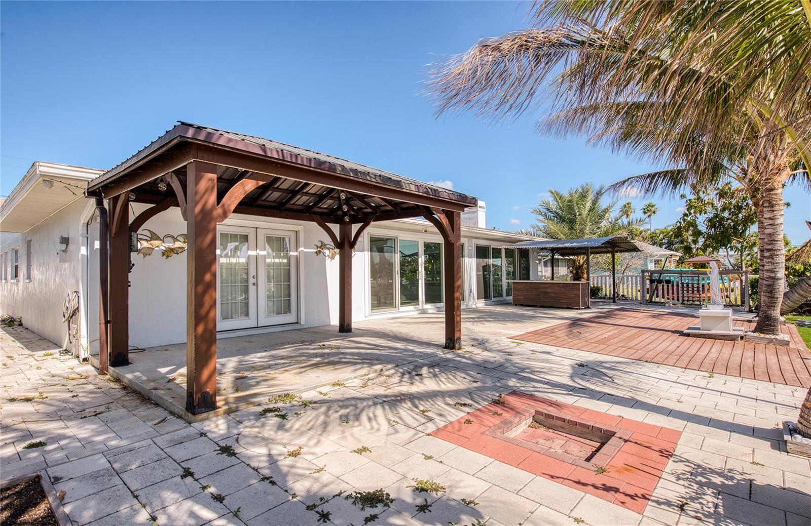 CRYSTAL ISLAND - Residential