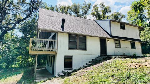 Photo of 409 S Dixie Avenue, Fruitland Park, FL 34731 (MLS # O6346470)