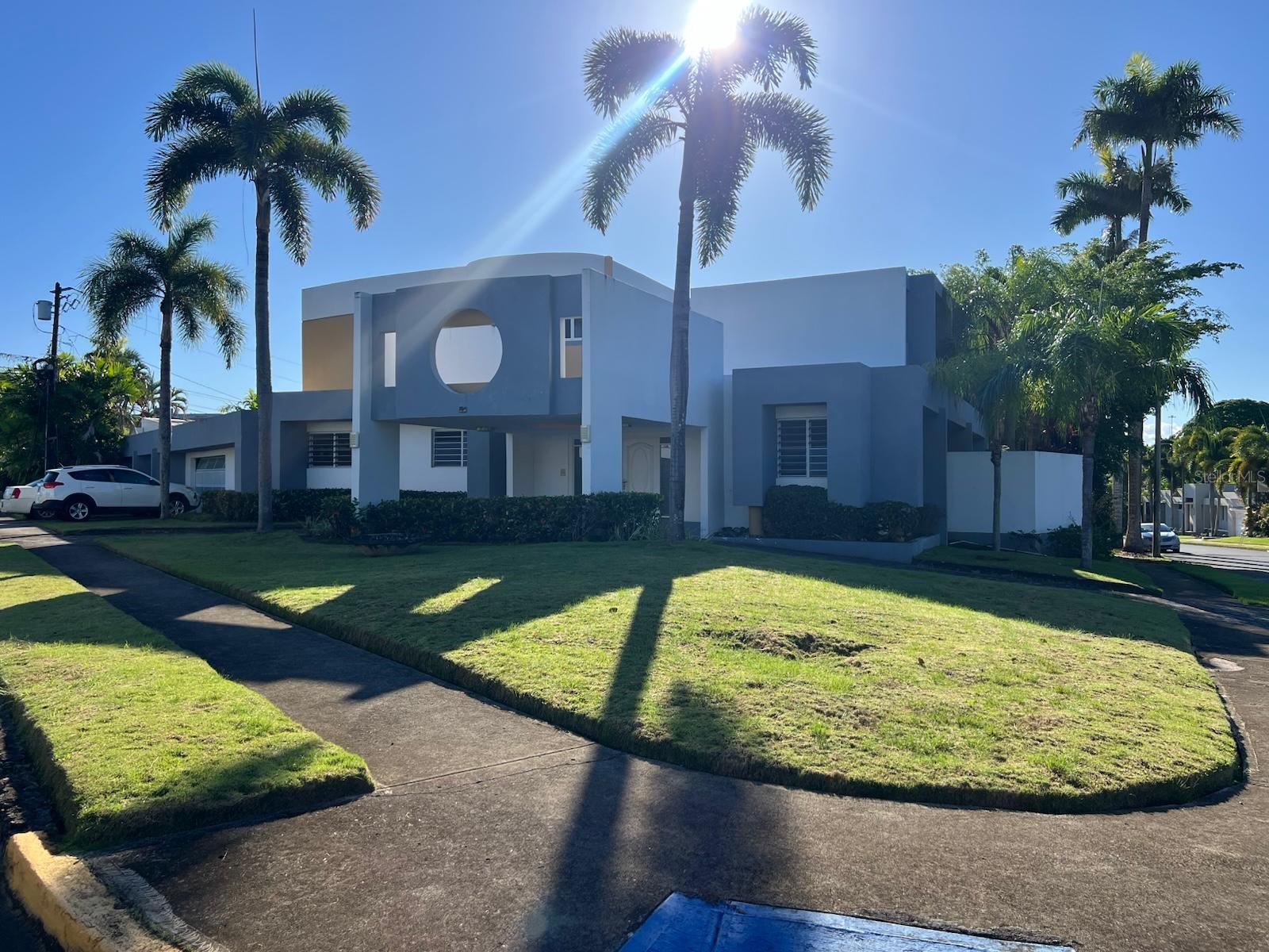 Experience elegance, comfort, and privacy in this stunning corner property located in one of the most prestigious communities. Sitting on a generous 1,178 m² lot, this two-story home offers exceptional space, refined details, and an ideal layout for modern living.
The second level features a grand master suite (20x18) with his & her walk-in closets and a private office (15x15). The first level includes a second master bedroom, formal living and dining rooms, a family room, breakfast area, and a well-appointed kitchen. Enjoy a two-car garage, private pool, and gazebo, perfect for entertaining.
With four bedrooms plus a service room and 5.5 bathrooms, this residence combines timeless design with unmatched functionality. A rare opportunity for those who value space, style, and location.