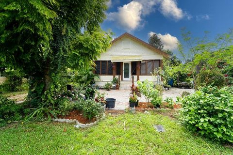 A home in DELAND