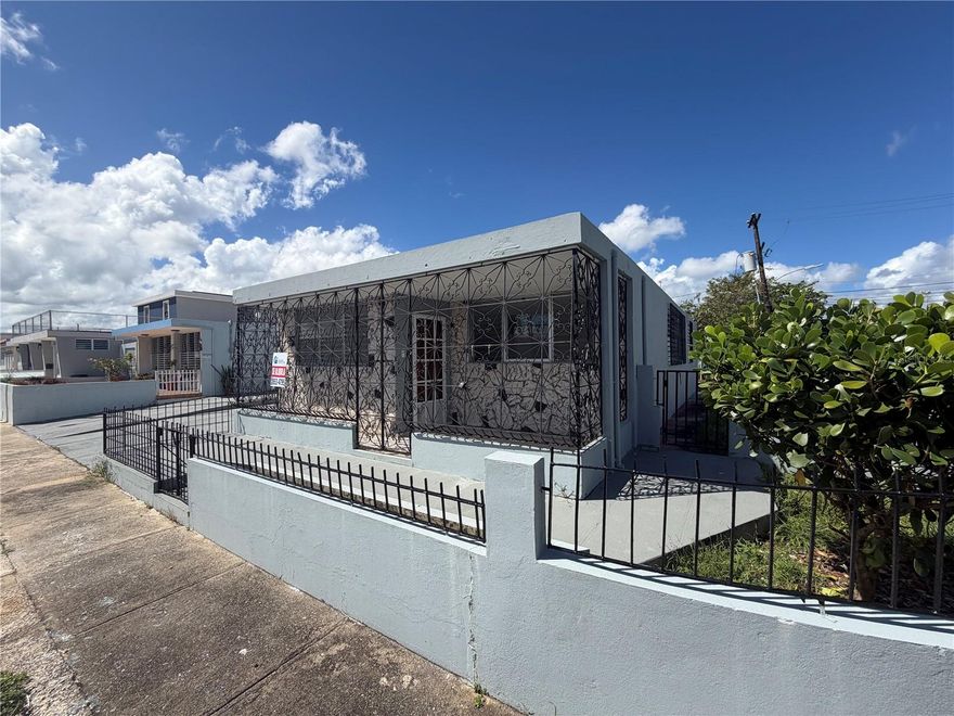 Corner property located in Urb. Caguas Norte. It features 3 bedrooms/1 bathroom, living room, dining room, kitchen, laundry area, and a garage with space for 2 cars.