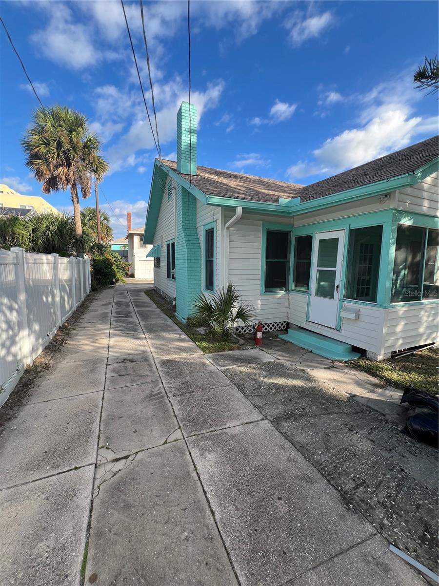 DAVIS DAYTONA BEACH - Residential Lease