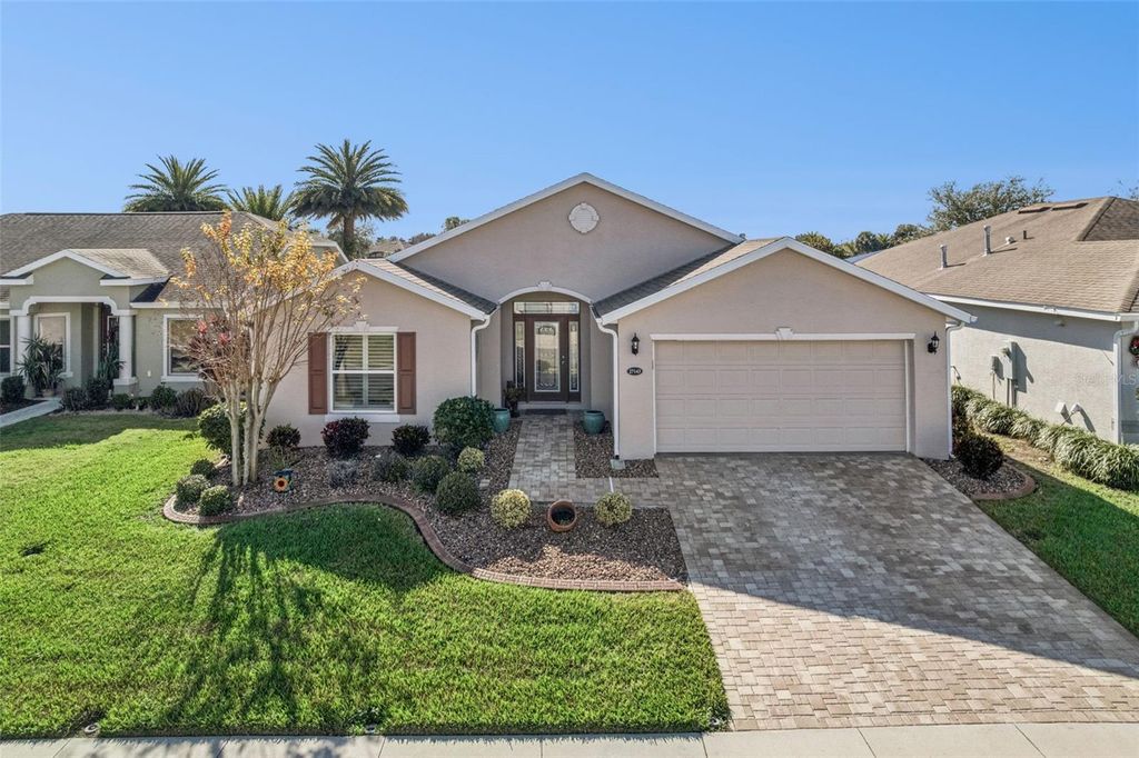 Photo of 27143 Roanoke Drive, Leesburg, FL 34748 (MLS # G5106223)