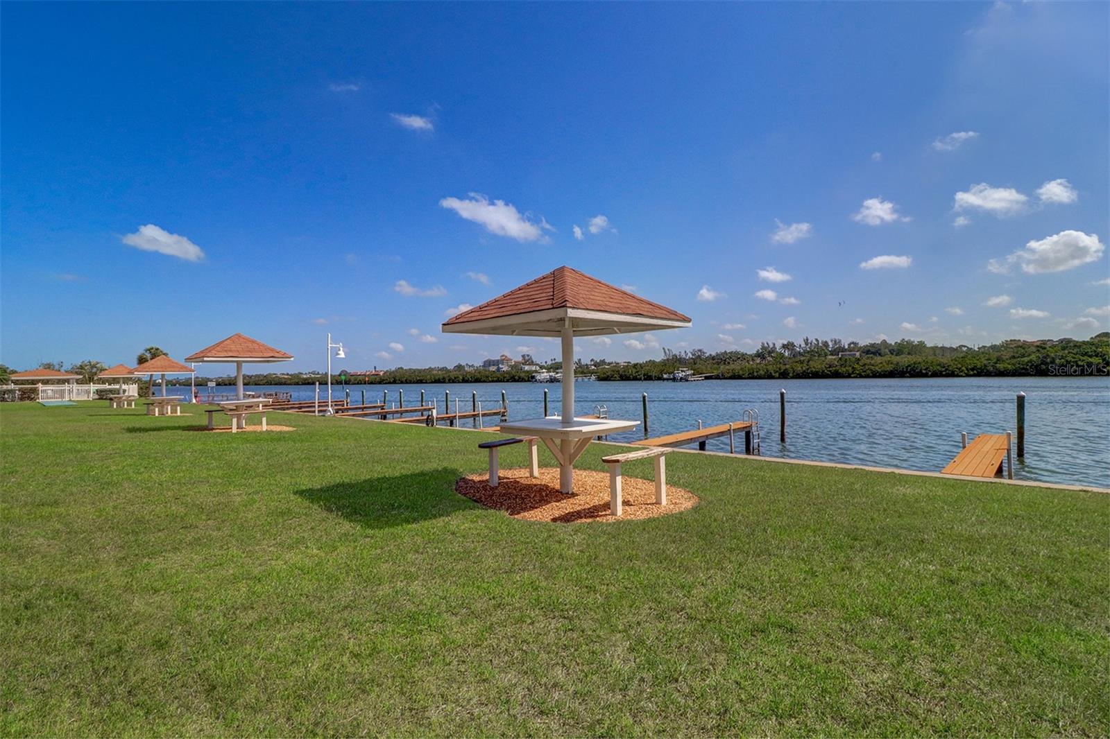 BAY SHORES YACHT & TENNIS CLUB - Residential