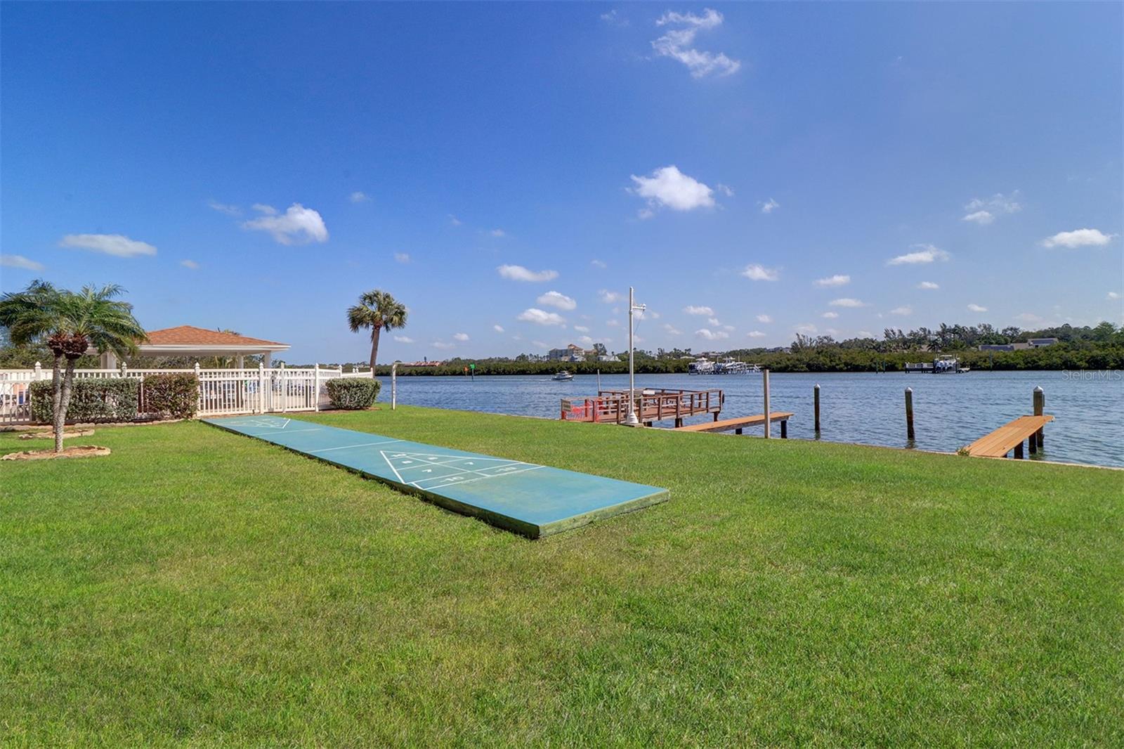 BAY SHORES YACHT & TENNIS CLUB - Residential