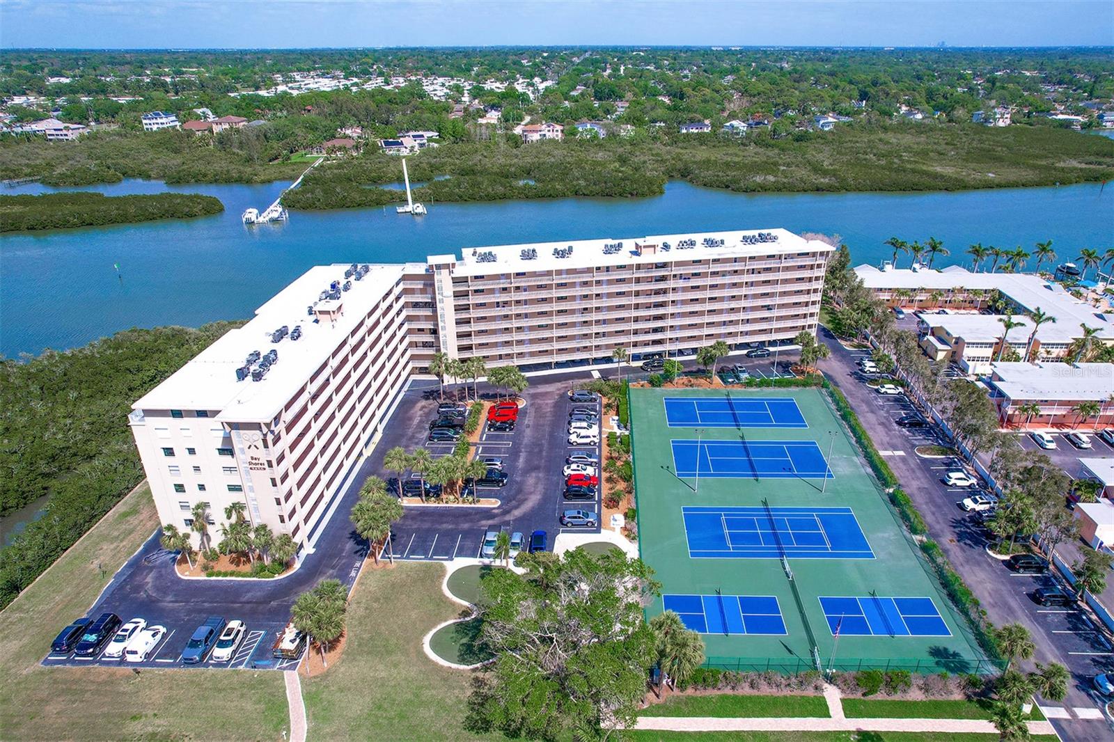 BAY SHORES YACHT & TENNIS CLUB - Residential
