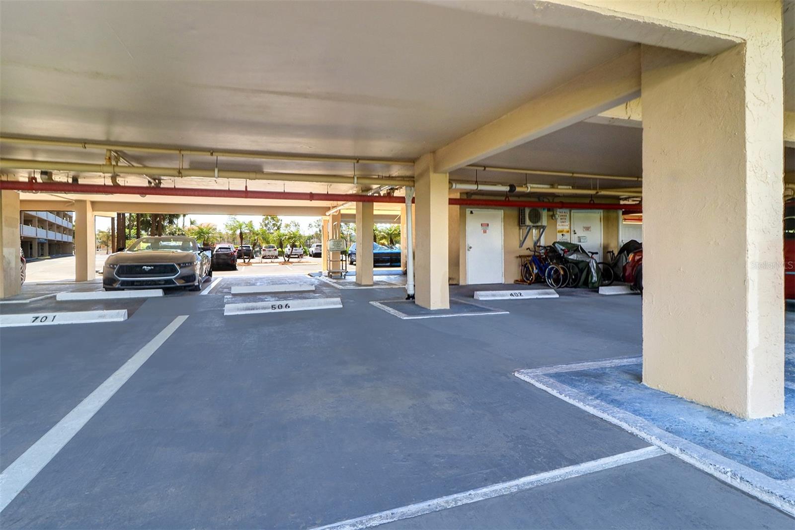 BAY SHORES YACHT & TENNIS CLUB - Residential