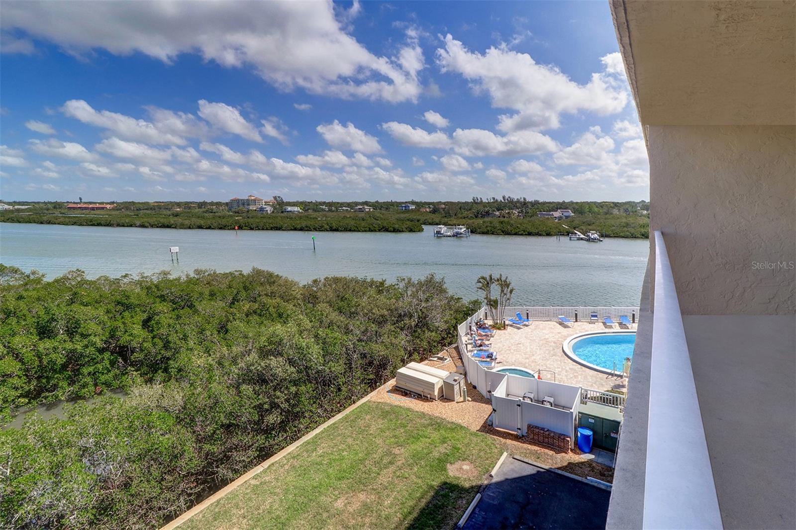 BAY SHORES YACHT & TENNIS CLUB - Residential