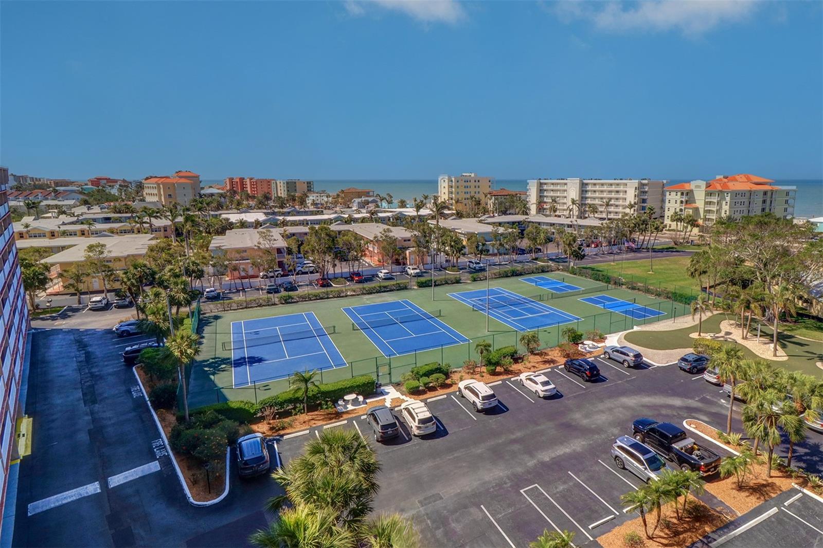 BAY SHORES YACHT & TENNIS CLUB - Residential