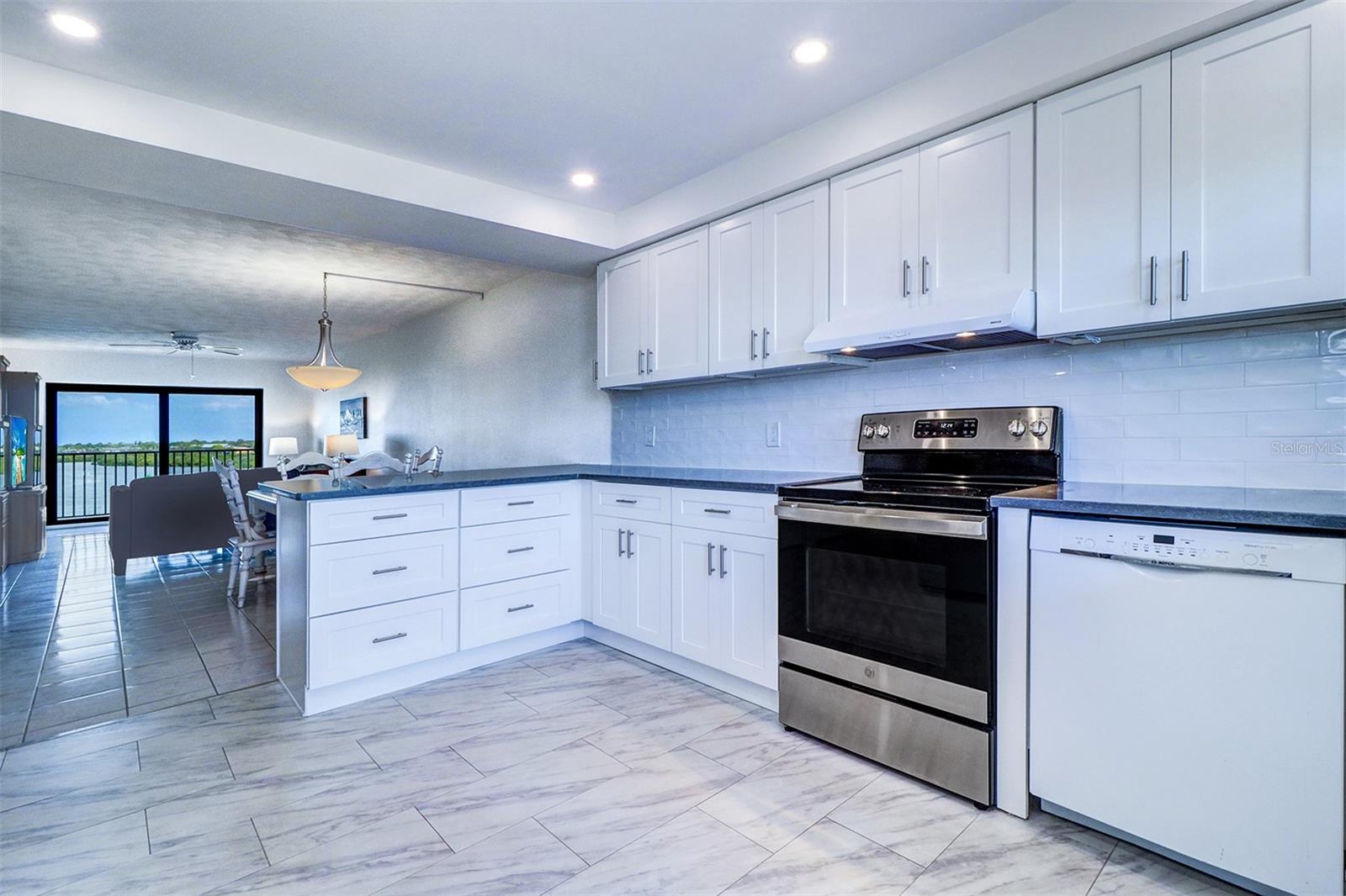 BAY SHORES YACHT & TENNIS CLUB - Residential