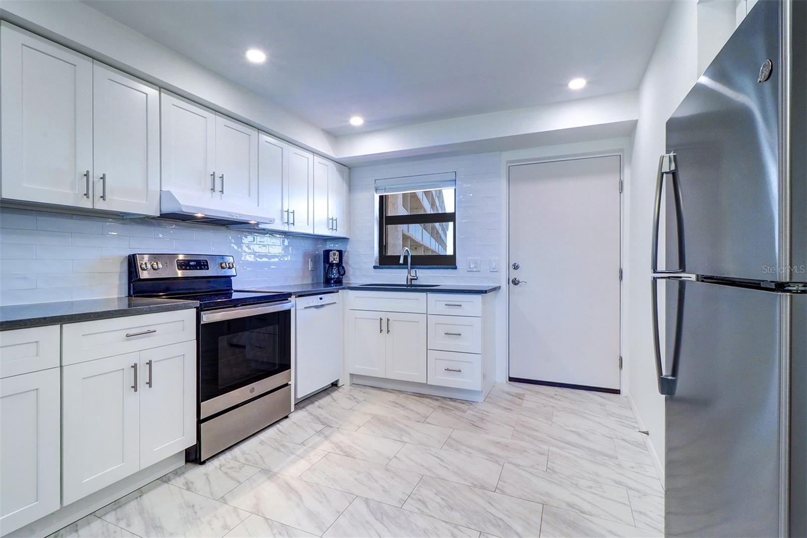 BAY SHORES YACHT & TENNIS CLUB - Residential