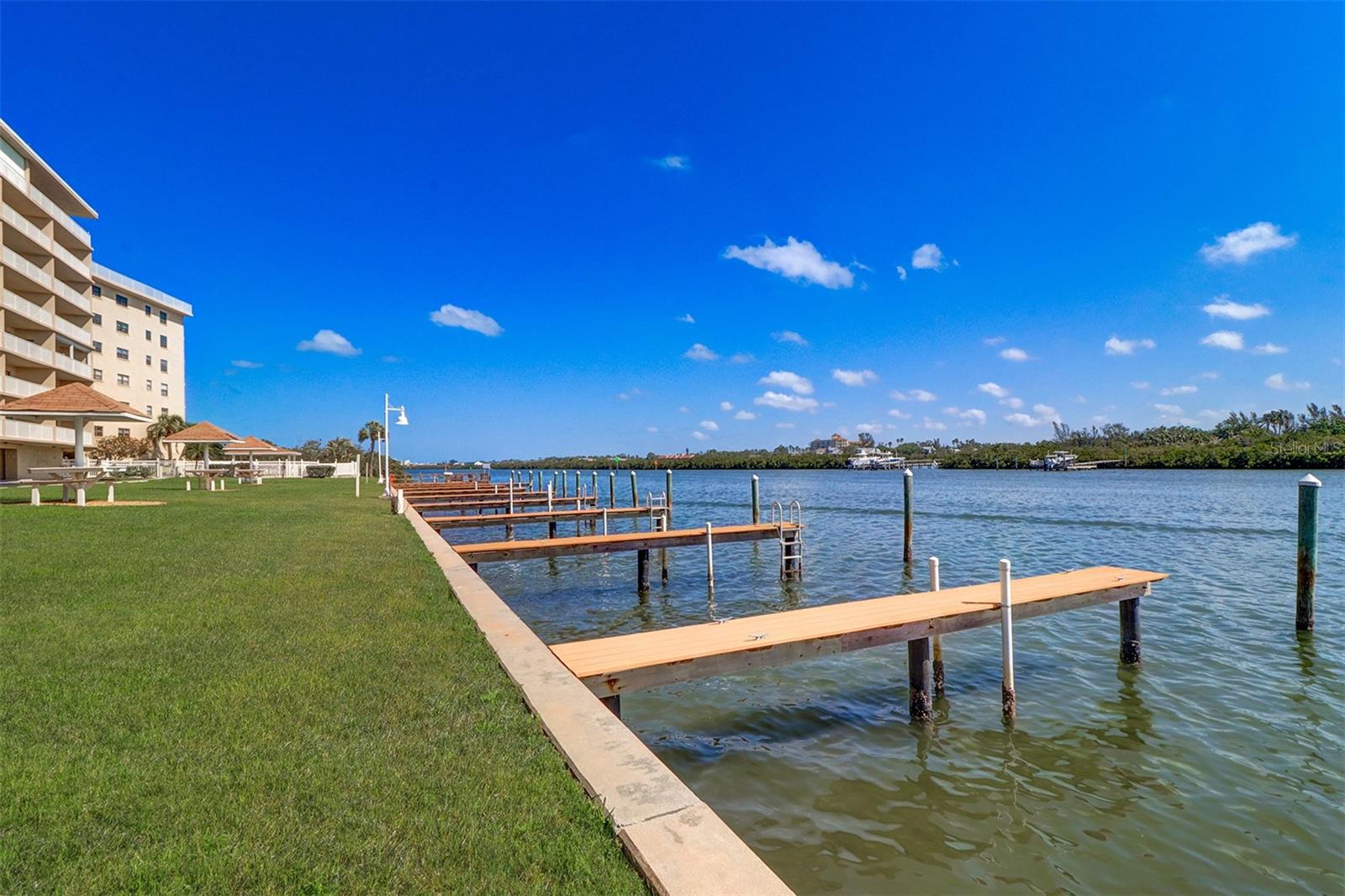 BAY SHORES YACHT & TENNIS CLUB - Residential