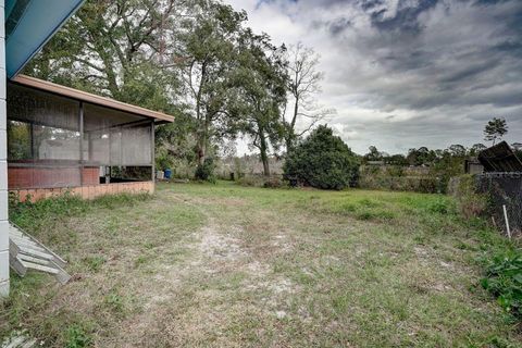 A home in DEBARY