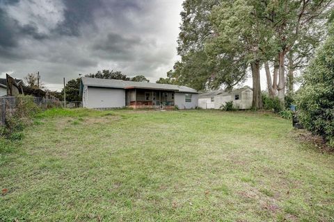 A home in DEBARY