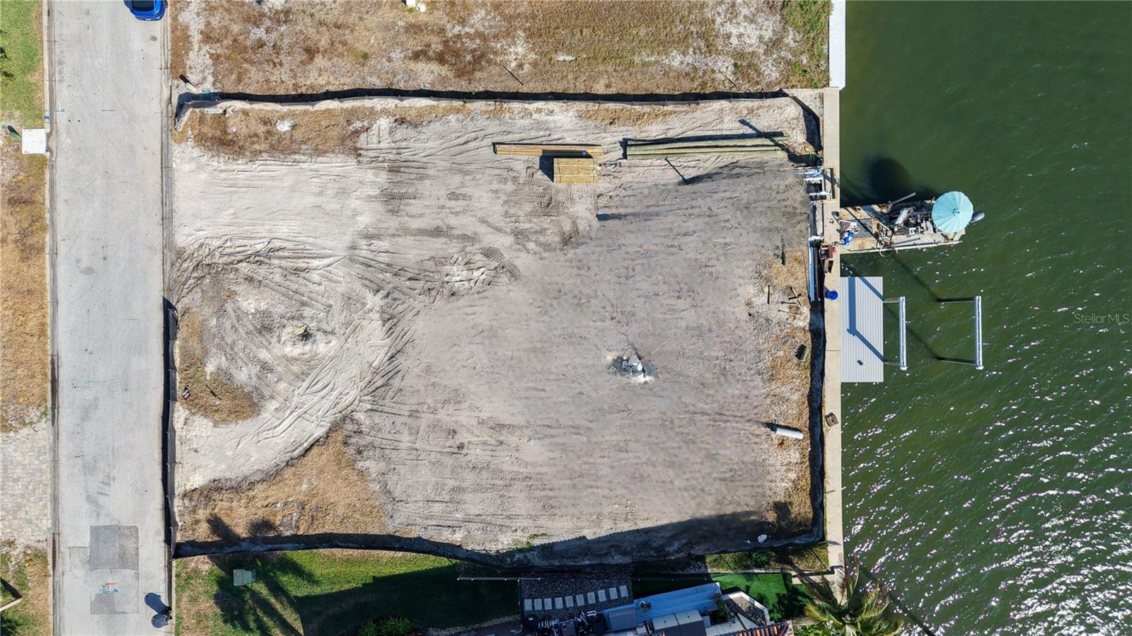 VENETIAN ISLES - Land