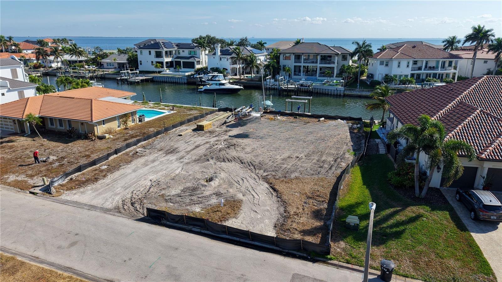 VENETIAN ISLES - Land