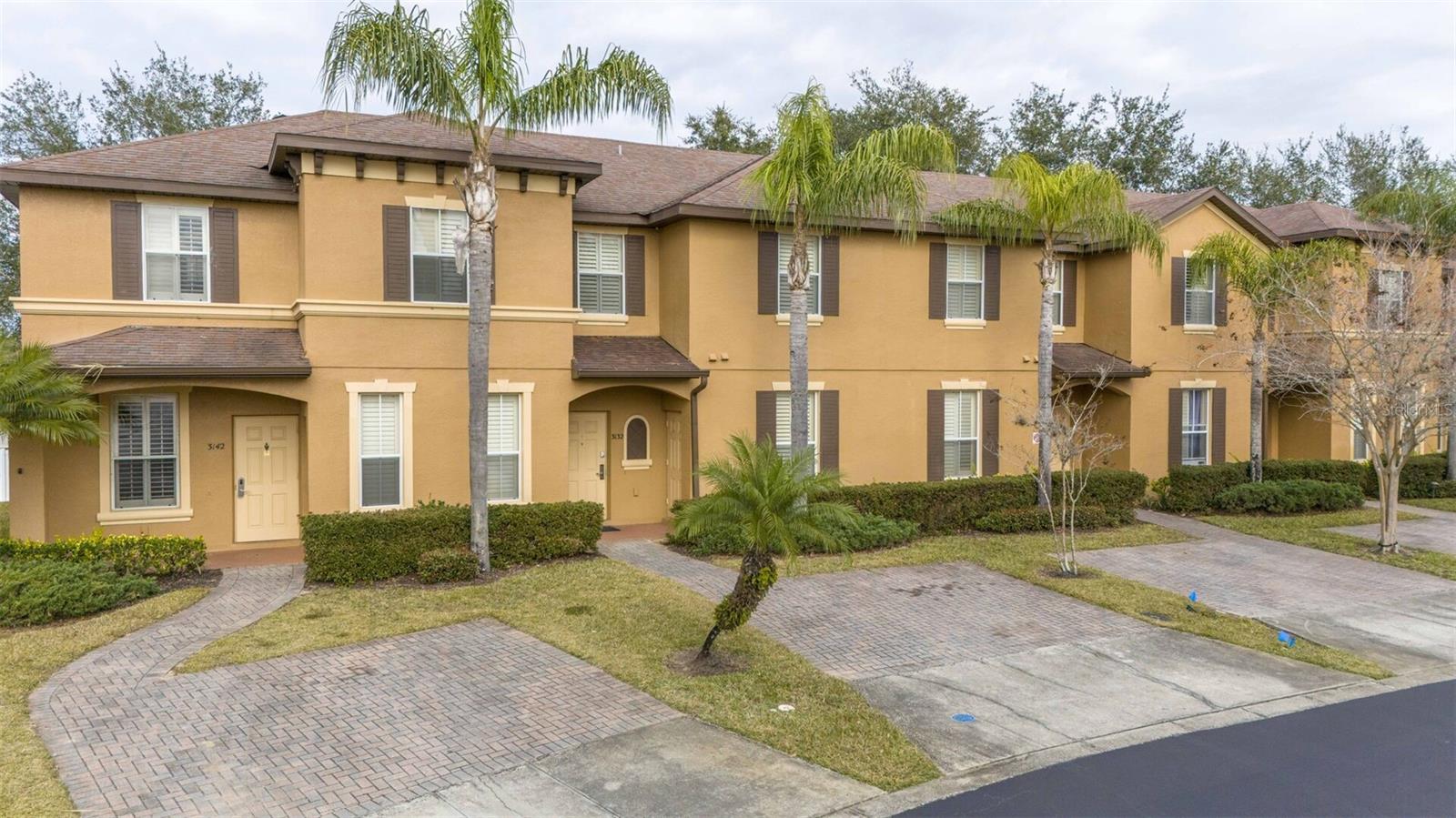 Located in an extraordinary location, this townhouse invites you to experience the tropical lifestyle of Florida. With its features, you can enjoy 4 bedrooms spread over two levels, a spacious kitchen, and a great room designed for functional family living and enjoyment.
I invite you to explore this fantastic turnkey property in Regal Palms Resort — a well-maintained home that comes fully furnished! The kitchen includes stainless steel appliances, and the bathroom vanity is very well-kept. Sliding doors in the living room lead to the back porch, perfect for relaxing and entertaining guests.
The HVAC system and water heater are in excellent condition! This property can be used as a short-term or long-term rental, a permanent residence, or a vacation home — perfectly adaptable to your needs.
Its fantastic location is just minutes from Orlando’s major theme parks and attractions, with easy access to I-4 and close to local restaurants and shops. Pack your bags and move in now — I’ll take care of the rest. Schedule your appointment today!