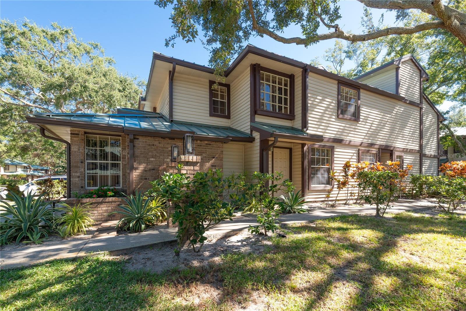 LAUREL OAKS AT COUNT - Residential