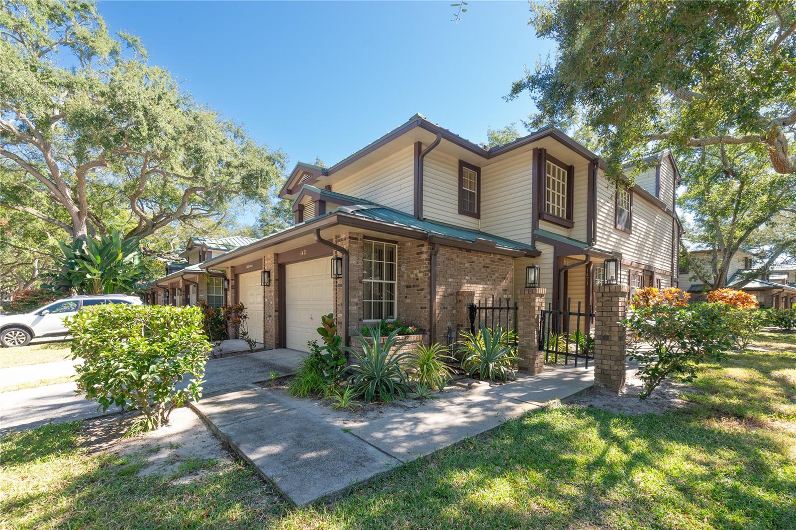 LAUREL OAKS AT COUNT - Residential