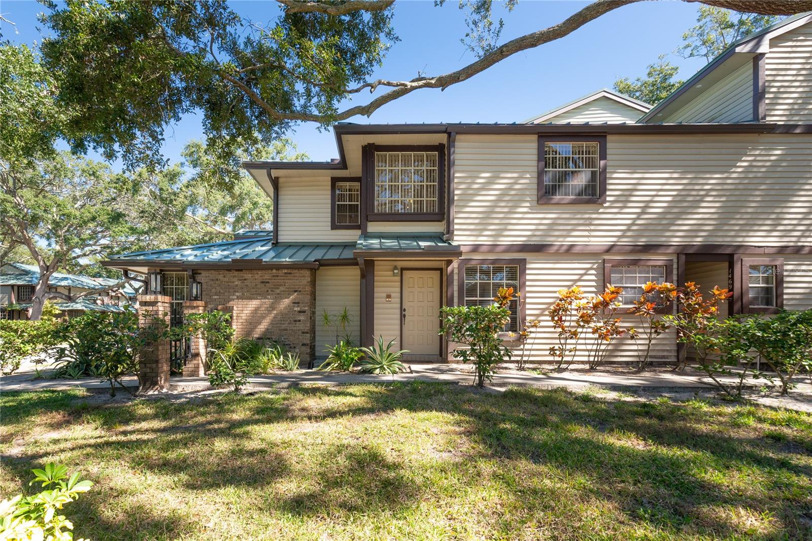 LAUREL OAKS AT COUNT - Residential