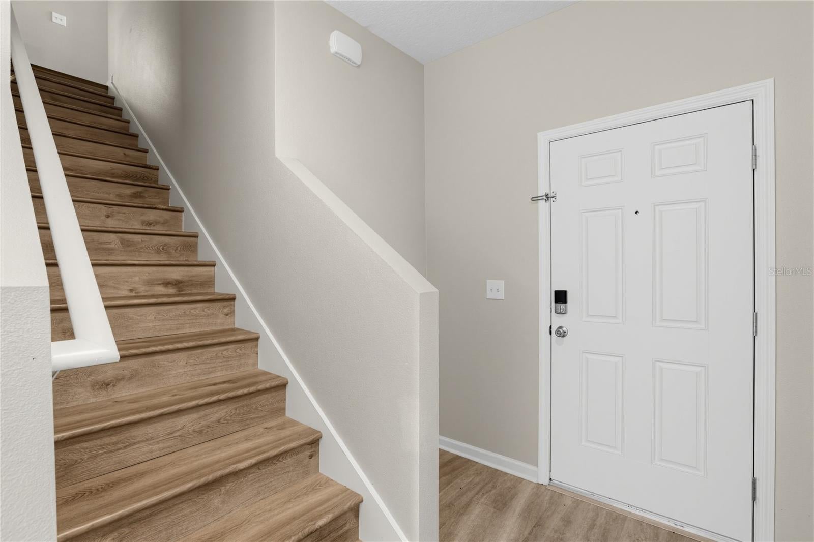 1033 CADES COVE WAY