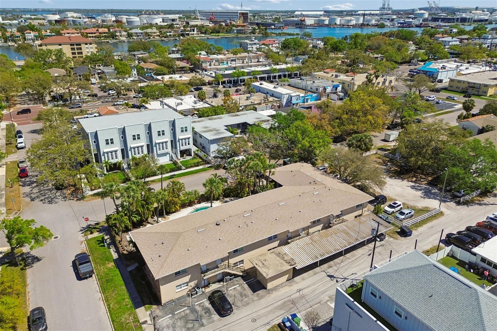 THE RETREAT ON DAVIS ISLAND - Residential