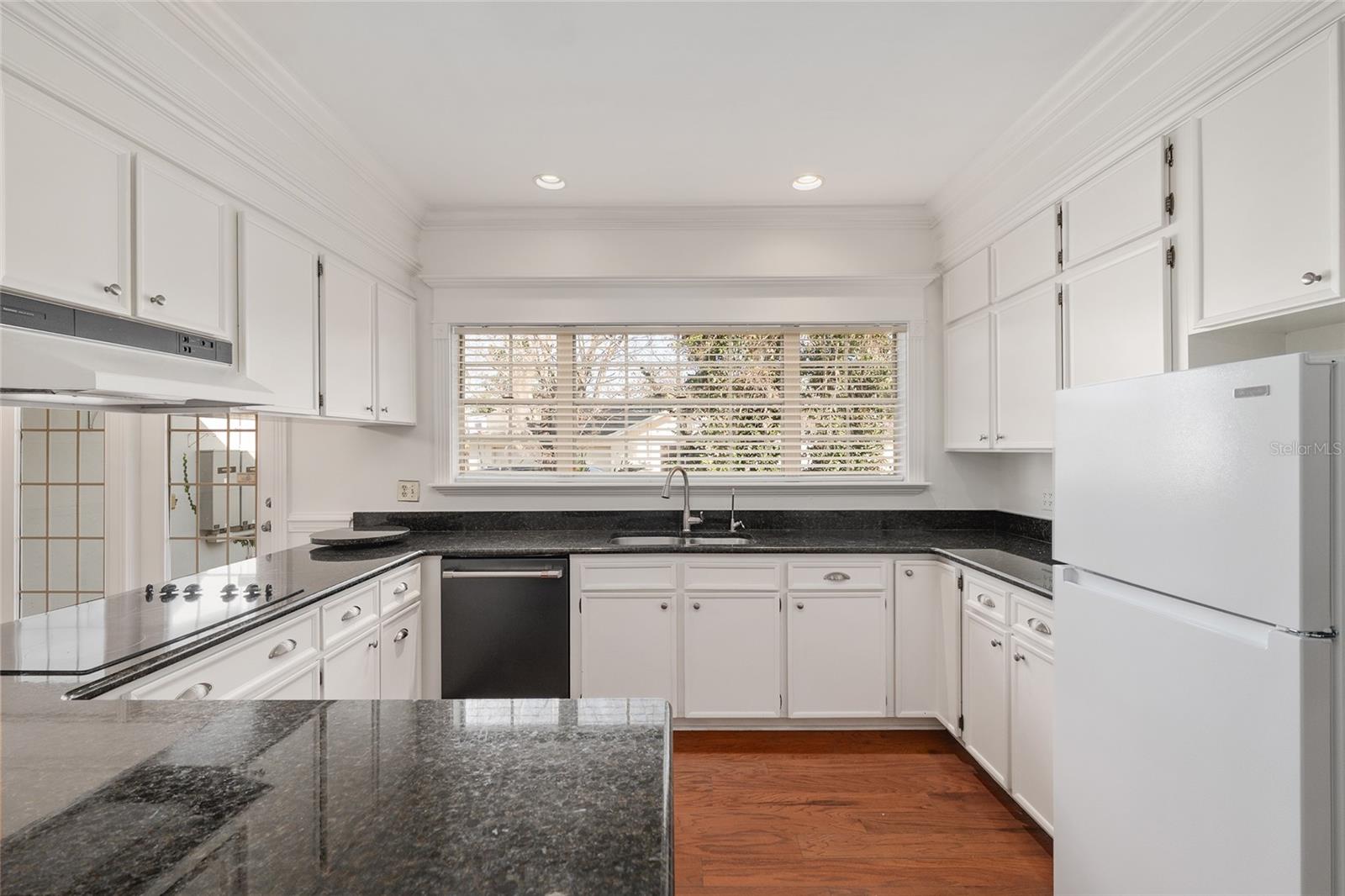 COUNTRY CLUB ESTATE MCINTOSH GRT - Residential