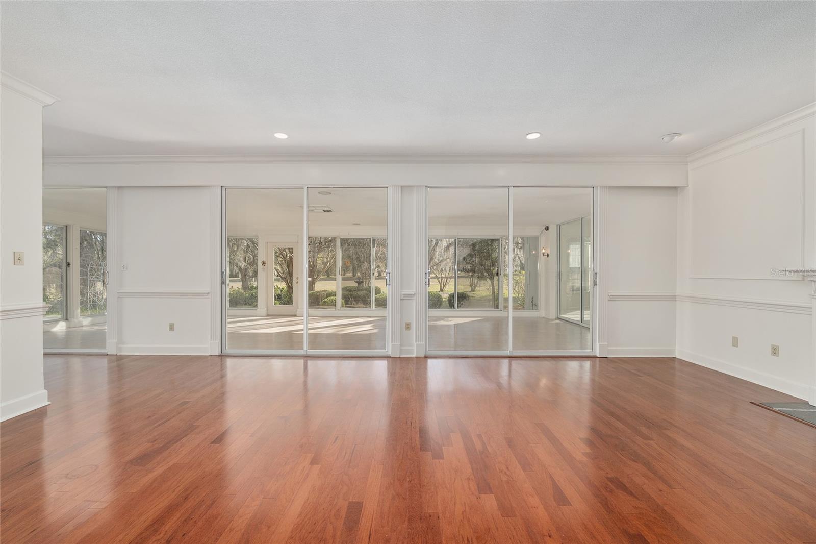 COUNTRY CLUB ESTATE MCINTOSH GRT - Residential