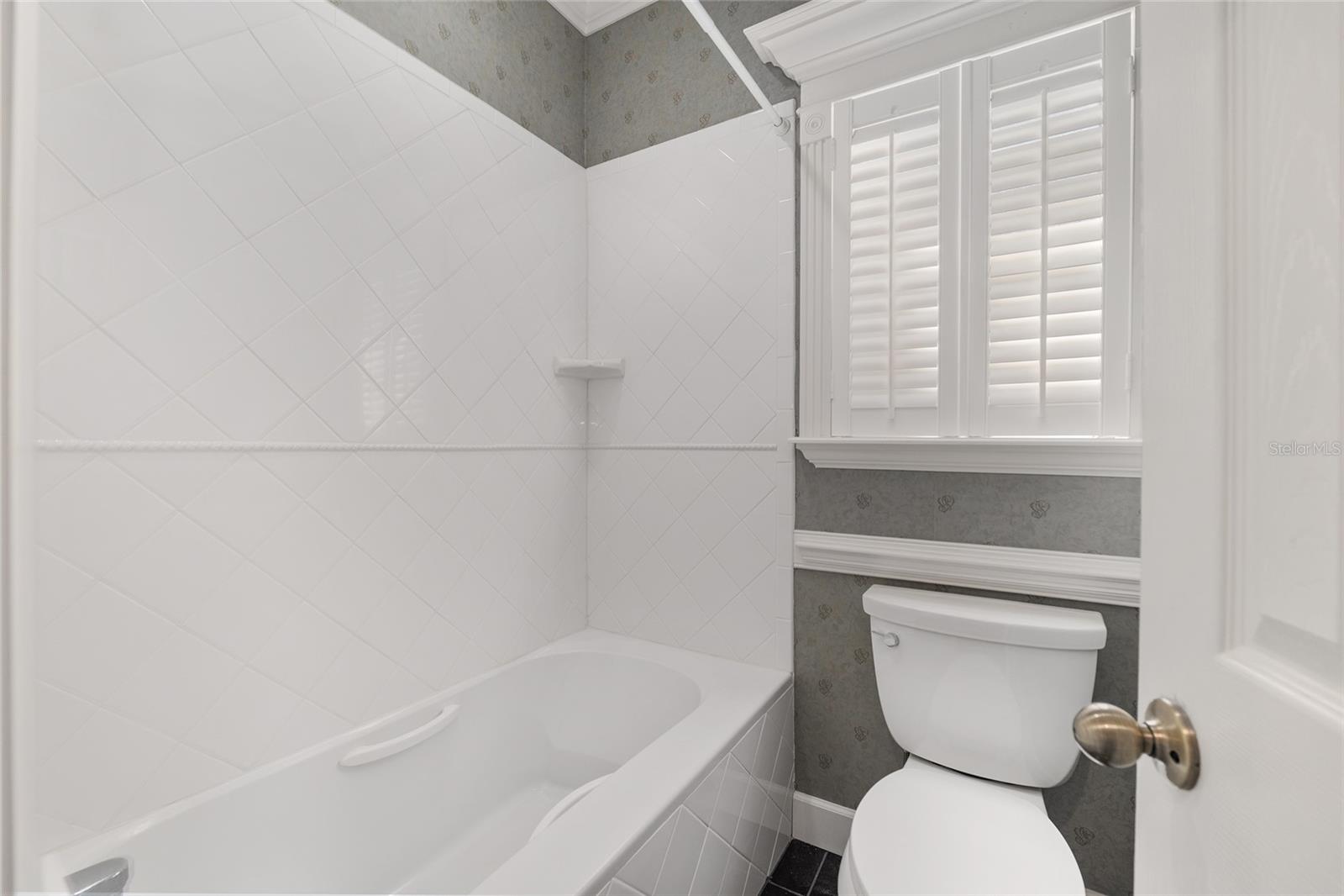 COUNTRY CLUB ESTATE MCINTOSH GRT - Residential