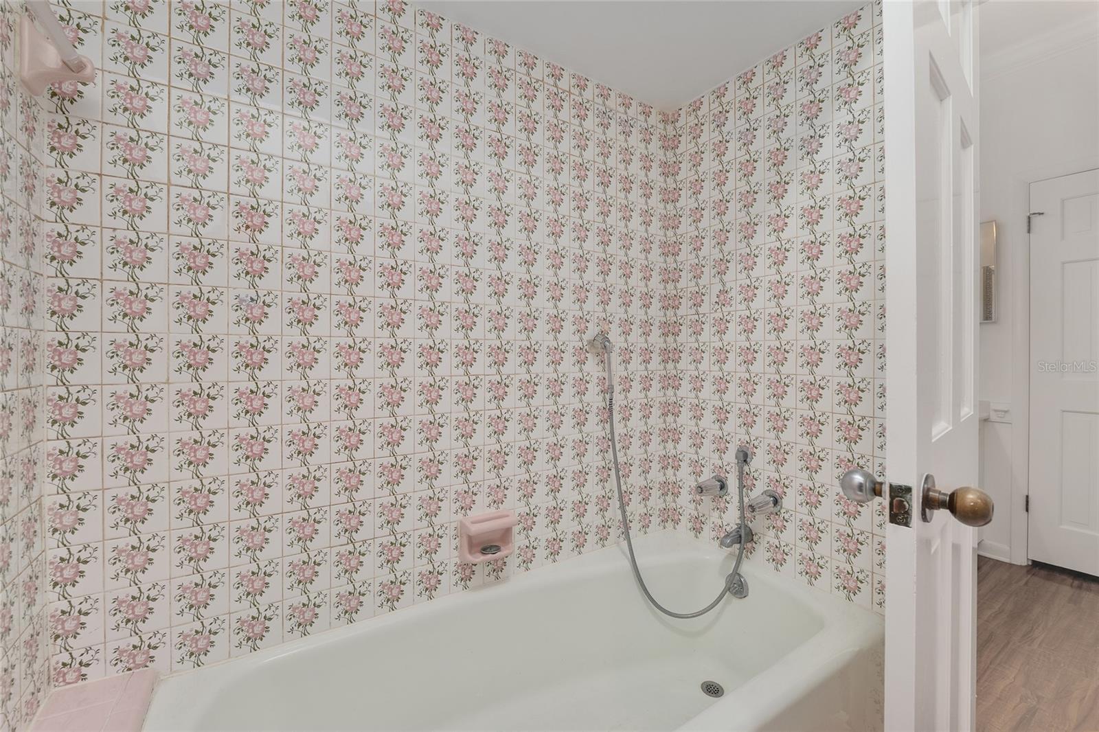 COUNTRY CLUB ESTATE MCINTOSH GRT - Residential