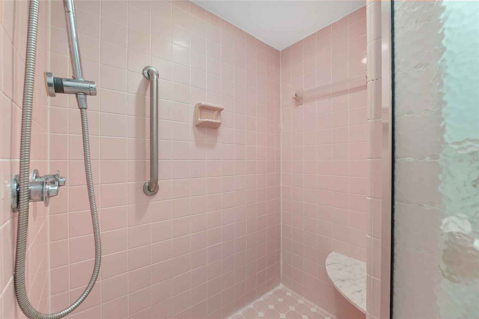 COUNTRY CLUB ESTATE MCINTOSH GRT - Residential