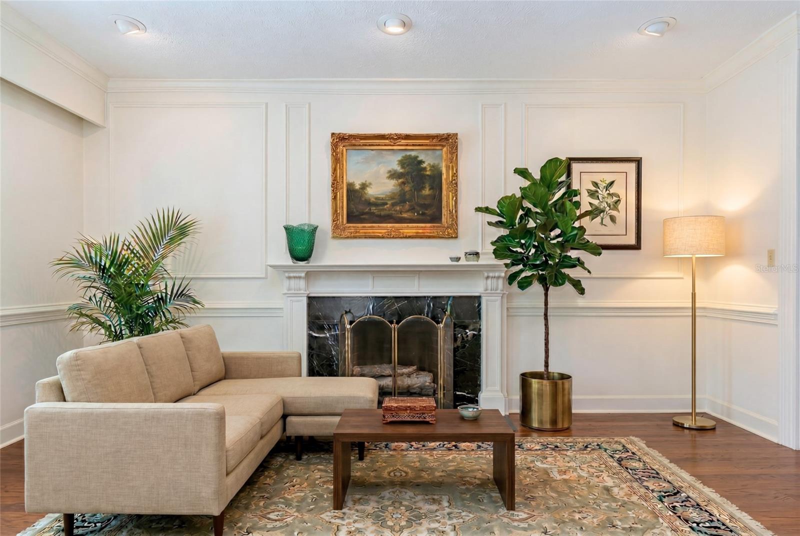 COUNTRY CLUB ESTATE MCINTOSH GRT - Residential